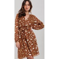 Camelowa Sukienka Tremont. Brązowe sukienki damskie Renee, na jesień, s, bez wzorów, z tkaniny, bez kołnierzyka, bez rękawów, midi. Za 129,99 zł.