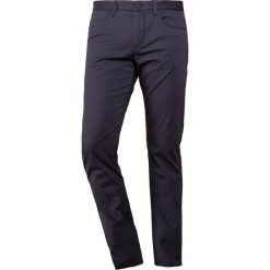 BOSS ATHLEISURE LESTER Spodnie materiałowe navy. Niebieskie spodnie męskie marki BOSS Athleisure, m, bez wzorów, z elastanu. Za 579,00 zł.