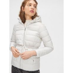 Kurtka pikowana z kapturem - Kremowy. Białe kurtki damskie Cropp, s, bez wzorów, z kapturem. Za 139,99 zł.