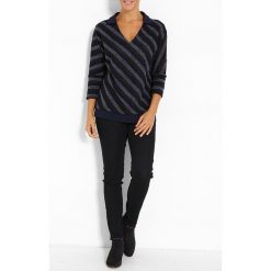 Sweter w kolorze granatowo-szarym. Szare swetry damskie Jacqueline Riu, w paski, klasyczne, bez rękawów, bez kaptura. W wyprzedaży za 79,95 zł.