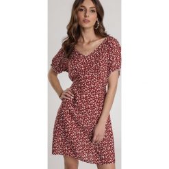 Czerwona Sukienka Kelagenia. Czerwone sukienki damskie Renee, na imprezę, s, w kwiaty, bez kołnierzyka, z krótkim rękawem, krótkie, mini. Za 79,99 zł.