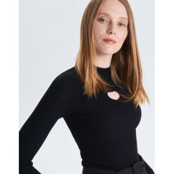 Prążkowany sweter z wycięciem - Czarny. Czarne swetry klasyczne damskie marki Cropp, s, prążkowane. Za 69,99 zł.