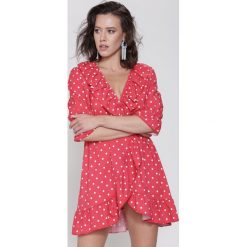 Czerwona Sukienka Resinate. Czerwone sukienki damskie other, na imprezę, na lato, s, bez wzorów, eleganckie, bez kołnierzyka, bez rękawów, kopertowe. Za 89,99 zł.