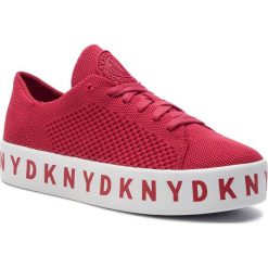 Tenisówki DKNY - Banson K1902020 Red. Czerwone półbuty damskie DKNY, bez wzorów, z gumy, bez zapięcia. Za 599,00 zł.