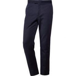 J.LINDEBERG SASHA DOUBLE Spodnie materiałowe navy. Niebieskie spodnie męskie marki J.LINDEBERG, m, bez wzorów, z bawełny. Za 579,00 zł.