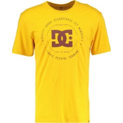 T-shirty męskie z nadrukiem: DC Shoes REBUILT Tshirt z nadrukiem old gold/fired brick