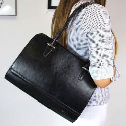 Skórzana torebka kuferek DAN-A T302 - czarny. Czarne kuferki damskie DAN-A, bez wzorów, ze skóry, eleganckie, bez dodatków. Za 259,99 zł.