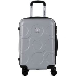 Walizka w kolorze srebrnym - 44 l. Szare walizki Pierre Cardin, bez wzorów, z materiału. W wyprzedaży za 199,95 zł.