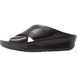 FitFlop KYS SLIDE Klapki all black. Czarne klapki damskie marki FitFlop, bez wzorów, ze skóry ekologicznej, bez obcasa. Za 509,00 zł.