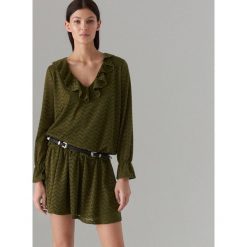 Mini sukienka z ażurowej dzianiny - Khaki. Brązowe sukienki damskie Mohito, s, bez wzorów, z dzianiny, bez kołnierzyka, bez rękawów, mini. Za 149,99 zł.