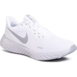 Buty NIKE - Revolution 5 BQ3204 100 White/Wolf Grey/Pure Platinum. Białe buty sportowe męskie Nike, z tworzywa sztucznego, bez zapięcia, do biegania, nike revolution. Za 229,00 zł.