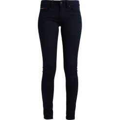 Tommy Jeans LOW RISE SKINNY SOPHIE Jeans Skinny Fit boogie blue stretch. Niebieskie jeansy damskie relaxed fit marki Tommy Jeans. W wyprzedaży za 458,10 zł.