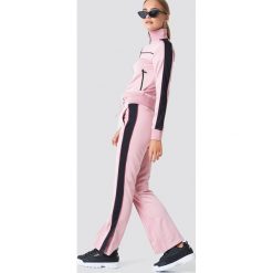 NA-KD Spodnie sportowe z rozcięciem - Pink. Różowe bryczesy damskie marki NA-KD, z poliesteru. Za 161,95 zł.