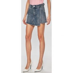 Guess Jeans - Szorty jeansowe. Niebieskie szorty damskie Guess Jeans, z aplikacjami, z bawełny, casualowe. W wyprzedaży za 199,90 zł.
