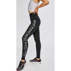 Nike Sportswear - Legginsy. Czarne legginsy damskie marki Nike Sportswear, s, z nadrukiem, z elastanu. W wyprzedaży za 119,90 zł.