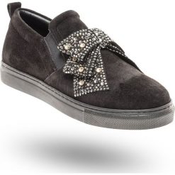 CZARNE SNEAKERSY TWINSET Z KOKARDAMI. Czarne sneakersy damskie Twinset, ze skóry. Za 529,50 zł.