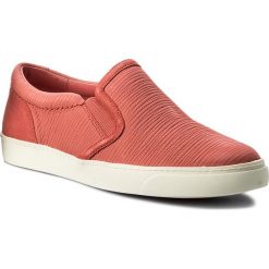 Tenisówki CLARKS - Glove Puppet 261312624 Coral Nubuck. Różowe półbuty damskie Clarks, bez wzorów, z zamszu, bez zapięcia. W wyprzedaży za 159,00 zł.