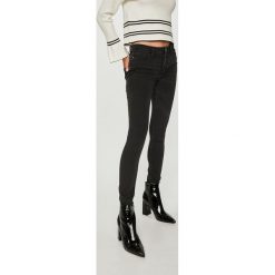 Jacqueline de Yong - Jeansy Jake. Szare jeansy damskie skinny marki Jacqueline de Yong, z elastanu. W wyprzedaży za 99,90 zł.