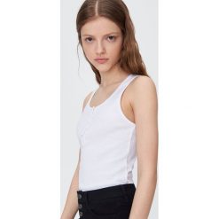 Top z zapięciem przy dekolcie - Biały. Białe topy damskie Sinsay, s, bez wzorów, bez kołnierzyka. Za 14,99 zł.