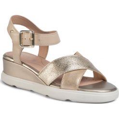 Sandały GEOX - D Pisa D D02GUD 0KY85 C2217 Gold/Sand. Żółte klapki damskie Geox, bez wzorów, ze skóry, bez obcasa, na obcasie. W wyprzedaży za 379,00 zł.