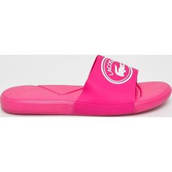 Lacoste - Klapki. Różowe klapki damskie Lacoste, bez wzorów, z gumy, bez obcasa, na obcasie. W wyprzedaży za 129,90 zł.