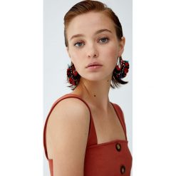 Top z prostym dekoltem i guzikami. Różowe topy damskie marki Pull&Bear. Za 59,90 zł.