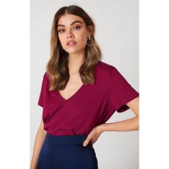 NA-KD Basic T-shirt z dekoltem V - Purple. Fioletowe t-shirty damskie NA-KD Basic, z bawełny. Za 40,95 zł.