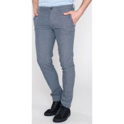 Trussardi Jeans Spodnie Niebieski. Niebieskie spodnie męskie Trussardi Jeans, bez wzorów, z bawełny. Za 722,95 zł.