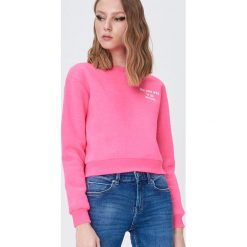Krótka bluza z kapturem - Różowy. Różowe bluzy damskie Sinsay, s, bez wzorów, z krótkim rękawem, krótkie, z kapturem. Za 39,99 zł.
