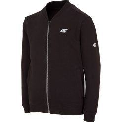 Bluza dla dużych chłopców JBLM208 - głęboka czerń. Czarne bluzy dziewczęce marki 4F JUNIOR, z nadrukiem, z bawełny, z kapturem. Za 79,99 zł.
