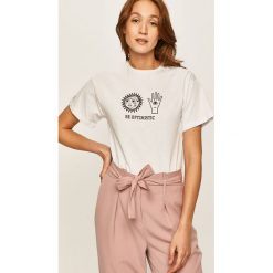 Answear - T-shirt. Białe bluzki damskie ANSWEAR, s, z nadrukiem, z bawełny, casualowe, z okrągłym kołnierzem. W wyprzedaży za 49,90 zł.