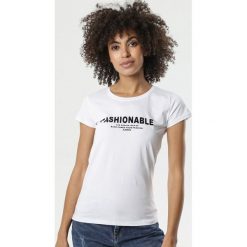 Biały T-shirt Brisa. Białe bluzki damskie Born2be, s, z napisami, z jeansu, z okrągłym kołnierzem, z krótkim rękawem. Za 39,99 zł.