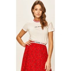 Tommy Jeans - T-shirt. Białe bluzki damskie Tommy Jeans, s, z aplikacjami, z bawełny, casualowe, z okrągłym kołnierzem, z krótkim rękawem. Za 169,90 zł.