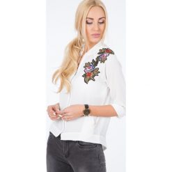 Bluzy damskie: Kremowa Bluza z Haftowanymi Naszywkami 21045