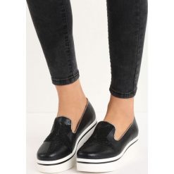 Czarne Slip On Stern. Czarne trampki i tenisówki damskie Born2be, z okrągłym noskiem, na wysokim obcasie, na platformie, bez zapięcia. Za 69,99 zł.