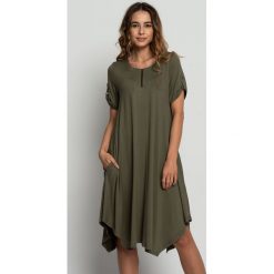 Dzianinowa sukienka khaki z suwakiem RABARBAR. Brązowe sukienki damskie RABARBAR, na co dzień, bez wzorów, z dzianiny, wizytowe, z asymetrycznym kołnierzem, bez rękawów, asymetryczne. Za 189,00 zł.