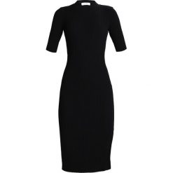 IVY & OAK SHIFT DRESS Sukienka dzianinowa black. Czarne sukienki damskie marki IVY & OAK, bez wzorów, z poliesteru, bez kołnierzyka, bez rękawów. W wyprzedaży za 503,30 zł.