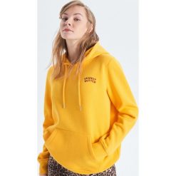 Bluza hoodie z kapturem - Żółty. Żółte bluzy damskie marki Cropp, s, bez wzorów, bez rękawów, z kapturem. Za 79,99 zł.