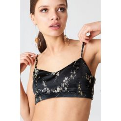 NA-KD Top bandeau z kwiatowym motywem - Black. Czarne topy damskie marki NA-KD, bez wzorów, z poliesteru, bez kołnierzyka. W wyprzedaży za 30,28 zł.