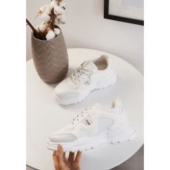Białe Sneakersy Lucidness. Białe sneakersy damskie Born2be. W wyprzedaży za 89,99 zł.
