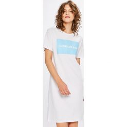 Calvin Klein Jeans - Sukienka. Białe sukienki damskie Calvin Klein Jeans, na co dzień, s, z nadrukiem, z bawełny, casualowe, z okrągłym kołnierzem, z krótkim rękawem, krótkie, mini, proste. W wyprzedaży za 219,90 zł.