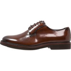 Steve Madden DRAMA Eleganckie buty tan. Brązowe buty wizytowe męskie marki Steve Madden, z materiału, na sznurówki. W wyprzedaży za 353,40 zł.
