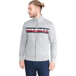 Tommy Hilfiger Bluza Szary. Szare bluzy męskie TOMMY HILFIGER, xl, z haftami, z bawełny, bez kołnierzyka, bez rękawów, bez kaptura. Za 567,95 zł.
