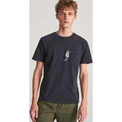 T-shirt z kieszenią - Czarny. Czarne t-shirty męskie Reserved, s, bez wzorów, bez kołnierzyka. Za 49,99 zł.