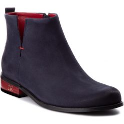 Botki CARINII - B4342 K59-000-000-C97. Niebieskie buty zimowe damskie marki Carinii, z nubiku. W wyprzedaży za 239,00 zł.