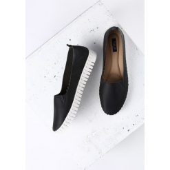 Czarne Slip On Emollients. Czarne tenisówki damskie Born2be, z materiału. Za 69,99 zł.