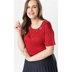 Bordowa Bluzka Synaronis. Czerwone bluzki damskie Born2be, xl, z haftami, z tkaniny, z okrągłym kołnierzem, z krótkim rękawem. Za 39,99 zł.