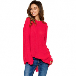 Sweter w kolorze malinowym. Czerwone swetry oversize damskie Lemoniade, ze splotem. Za 169,95 zł.