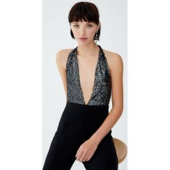 Body z cekinami i dekoltem halter. Czarne koszulki damskie Pull&Bear, bez wzorów, bez kołnierzyka, bez rękawów. Za 79,90 zł.