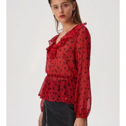 Kreszowana bluzka w kwiaty - Czerwony. Czerwone bluzki damskie Sinsay, s, w kwiaty, bez kołnierzyka, bez rękawów. W wyprzedaży za 29,99 zł.